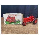 1/16 Farmall 300 1984 NFTS NIB Ertl