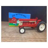 1/16 Farmall 560 1978 NFTS NIB Ertl