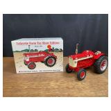 1/16 IH 560 Demonstrator 2001 Lafayette NIB Ertl