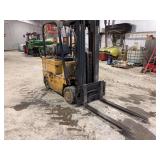 Cat 6000 Lb Fork Lift