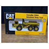 1/50 Caterpillar D350D Dump Truck NIB Ertl