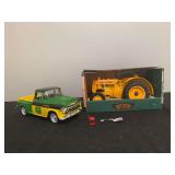 (2) 1/16 John Deere BI + 1/25 John Deere Truck