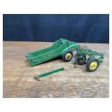 (2) 1/16 John Deere Spreader + Plow Eska