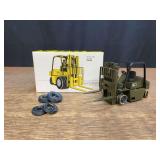 1/25 Caterpillar V80E Forklift Military NZG