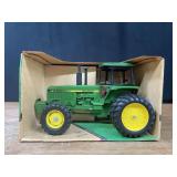 1/16 John Deere 4850 1982 New Orleans NIB Ertl