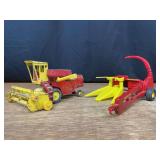 (2) 1/32 NH Combine + 1/16 NH Forage Harvester Ertl
