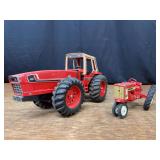 (2) 1/16 IH 3588 + 404 Ertl