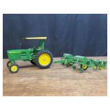 (2) 1/16 John Deere 3020 + Planter Ertl