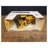 1/32 New Holland Combine NIB Ertl
