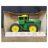 1/16 John Deere 7520 NIB Ertl