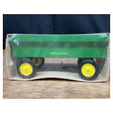 1/16 John Deere Flare Box Wagon Bubble Box NIB Ertl
