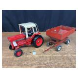 (2) 1/16 IH 1086 + Gravity Wagon Ertl