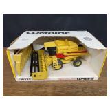 1/32 New Holland Combine NIB Ertl