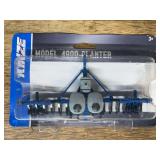 1/64 Kinze 4900 Planter NIB SC