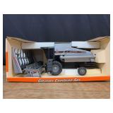 1/24 AGCO Gleaner R62 Combine NIB SM
