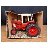 1/16 IH 1586 NIB Ertl