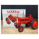 1/16 IH Farmall 140 1995 Farm Show NIB Ertl