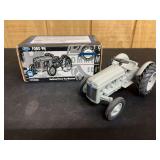 1/16 Ford 9N 1995 NFTM NIB Ertl
