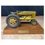 1/16 Farmall M Gold Dealer Award Product Mininature