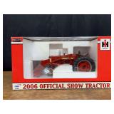 1/16 Farmall 350 w/Loader 2006 Pork Expo NIB SC