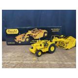1/24 John Deere 840 w/ 400 Scraper NIB Reuhl