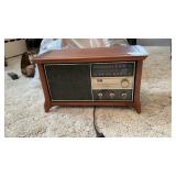 Vintage Table Top RCA Victor Radio