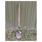 Round nose shovel