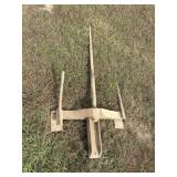 Bolt on bale stinger