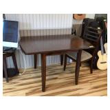 Drop Leaf Table w/2 Chairs Very