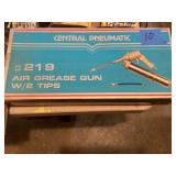 Central Pneumatic #219 Air Grease Gun W/ 2 Tips