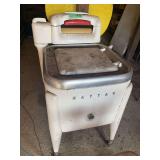 Maytag Model E2L Gyrator-Washer with Wringer
