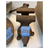 Bench Vise with Integrated Anvil