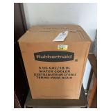 Rubbermaid 5 US Gallon / 18.9 Liter Water Cooler in Original Box