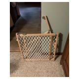 Wooden Expandable Safety Gate with Lattice Webbing