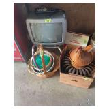 Sanyo CRT Television with Wicker Baskets and Chicken Decor Lot