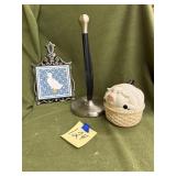 Paper towel holder, cast iron trivet, pig
