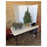 Christmas tree; sleighs