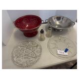 Colanders, shakers, trays