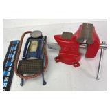 3 1/2' Vise & Foot Pump