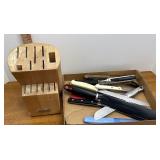 knofeblock with assorted knives and other kitchen