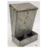 Moe's Line Poultry Feeder