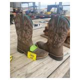 PAIR OF WOMEN'S ARRIAT SZ 8 1/2 BOOTS