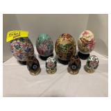 GROUP OF PORCELAIN Dï¿½COR EGGS