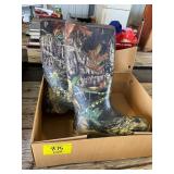 SZ 8M CAMO MUCK BOOTS