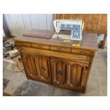 SINGER SEWING MACHINE IN WOODEN CABINET W/ THREAD