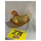HONEY / LIGHT AMBER COLOR GLASS HEN ON NEST