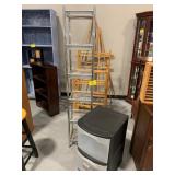 PLASTIC ORGANIZER, METAL SHELF STAND