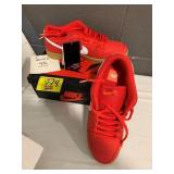 SZ 9 1/2 NIKE SHOES - APPEAR NEW WITH TAGS