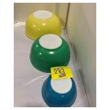 3 PRIMARY COLOR PYREX MIXING BOWLS