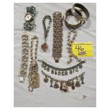 UNMARKED GROUP OF VINTAGE COSTUME BRACELETS OF